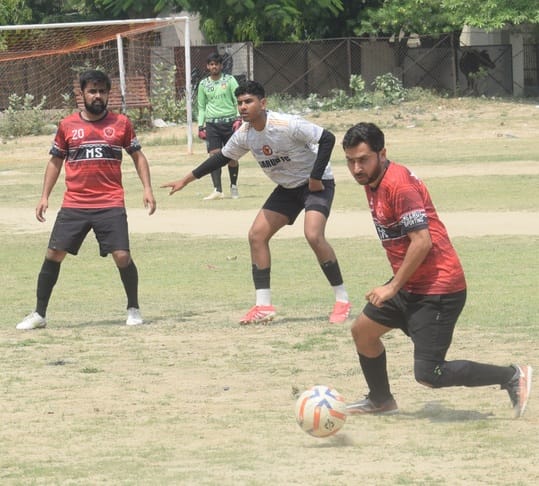मेरठ..कंवलजीत..तोपखाना मैदान में सिंदूर इण्डिया की और से फुटबॉल टूर्नामेंट में भिड़ते मेरठ स्पोर