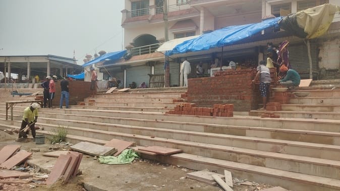 पौराणिक शिव मंदिर के पीछे ध्वस्त कराईं गईं मठिया। संवाद पौराणिक शिव मंदिर के पीछे ध्वस्त कराईं गईं मठिया। संवाद
