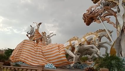 पर्दे से ढकी प्रतिमा