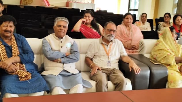 रैहन स्थित निजी पैलेस में चल रही सात दिवसीय श्री शिव महापुराण कथा में कथा का व्याख्यान करते स्व रैहन स्थित निजी पैलेस में चल रही सात दिवसीय श्री शिव महापुराण कथा में कथा का व्याख्यान करते स्व