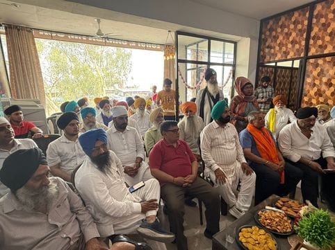 साहा पहुंचने पर हरियाणा सिख गुरुद्वारा मैनेजमेंट कमेटी के प्रधान का स्वागत करती संगत। संवाद साहा पहुंचने पर हरियाणा सिख गुरुद्वारा मैनेजमेंट कमेटी के प्रधान का स्वागत करती संगत। संवाद