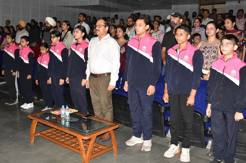 शहर पुलिस डीएवी पब्लिक स्कूल में लगाए गए समर शिविर के समापन पर प्रस्तुति देती छात्राएं। स्कूल