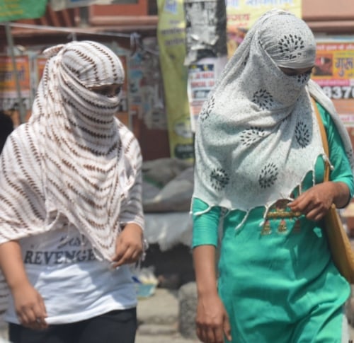 शामली में धूप से बचने के लिए कपड़ा ढक कर जाती युवतियां । संवाद शामली में धूप से बचने के लिए कपड़ा ढक कर जाती युवतियां । संवाद