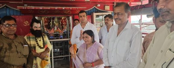 उच्च शिक्षा राज्यमंत्री का स्वागत करते समर्थक। 