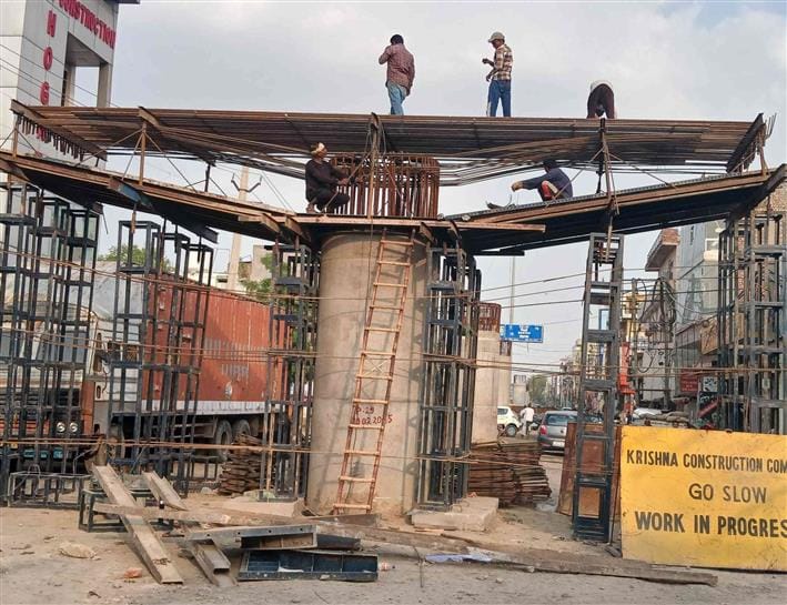 09सीटीके12-रोहतक के सुखपुरा चौक पर निर्माणाधीन फ्लाईओवर के लिए तैयार गार्डर श्रमिक। अमर उजाला