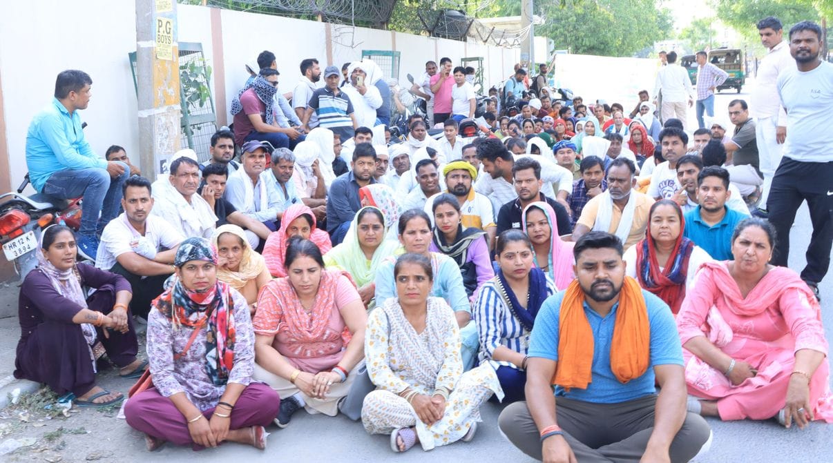 09सीटीके19...अपनी मांगों को लेकर अर्धनग्न होकर विरोध प्रदर्शन करते पीजीआई के अनुबंधित कर्मचारी 09सीटीके19...अपनी मांगों को लेकर अर्धनग्न होकर विरोध प्रदर्शन करते पीजीआई के अनुबंधित कर्मचारी