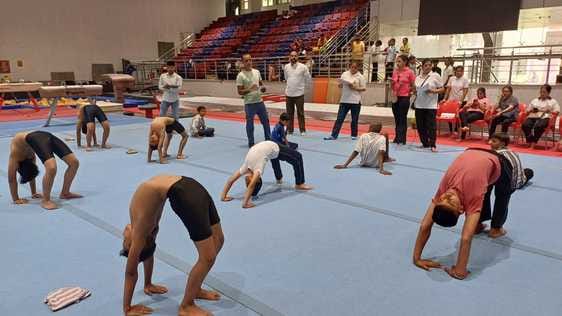 अंबाला कैंट के वारहीरोज मेमोरियल स्टेडियम में जिला स्तरीय योग प्रतियोगिता में योगासन करते हुए ब