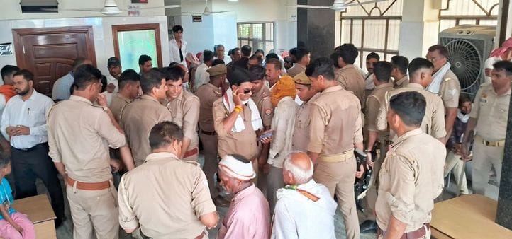 अस्पताल में विलाप करते मृतका के परिजन। संवाद अस्पताल में विलाप करते मृतका के परिजन। संवाद