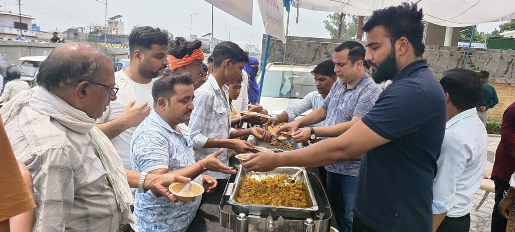 डीआईओएस कार्यालय परिसर के हनुमान मंदिर में पूजा करते श्रद्धालु। संवाद डीआईओएस कार्यालय परिसर के हनुमान मंदिर में पूजा करते श्रद्धालु। संवाद