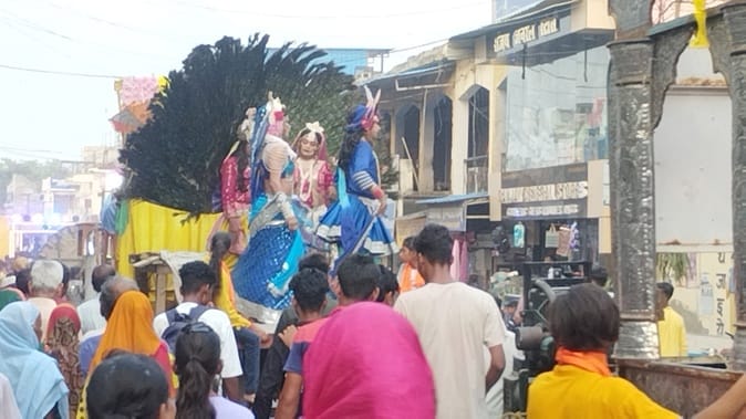 डीआईओएस कार्यालय परिसर के हनुमान मंदिर में पूजा करते श्रद्धालु। संवाद डीआईओएस कार्यालय परिसर के हनुमान मंदिर में पूजा करते श्रद्धालु। संवाद
