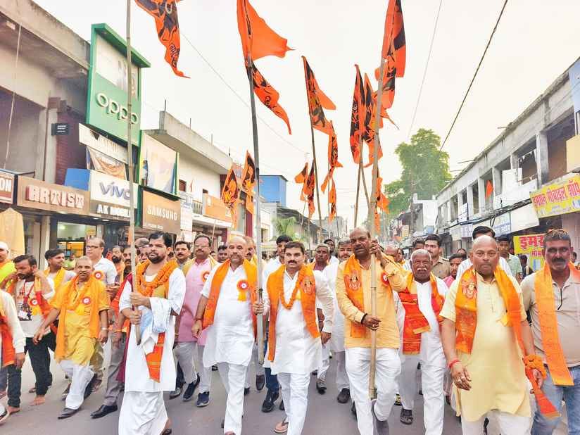 डीआईओएस कार्यालय परिसर के हनुमान मंदिर में पूजा करते श्रद्धालु। संवाद डीआईओएस कार्यालय परिसर के हनुमान मंदिर में पूजा करते श्रद्धालु। संवाद