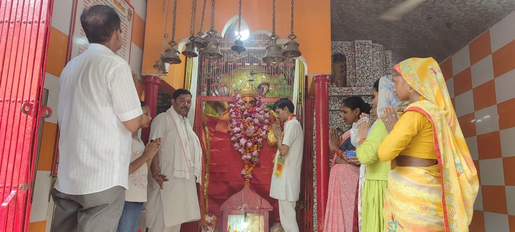 डीआईओएस कार्यालय परिसर के हनुमान मंदिर में पूजा करते श्रद्धालु। संवाद डीआईओएस कार्यालय परिसर के हनुमान मंदिर में पूजा करते श्रद्धालु। संवाद
