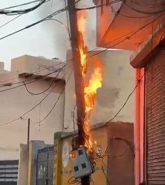 फोटो 04: सोनीपत में कबीरपुर के पास ट्रांसफार्मर पर मरम्मत करता बिजली कर्मी। स्रोत: बिजली निगम फोटो 04: सोनीपत में कबीरपुर के पास ट्रांसफार्मर पर मरम्मत करता बिजली कर्मी। स्रोत: बिजली निगम