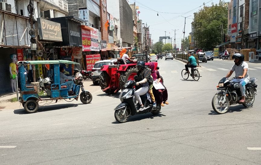 फोटो 22: सोनीपत के सुभाष चौक के पास दिन में सड़क पर दिख रहे ईक्का-दुक्का लोग। संवाद फोटो 22: सोनीपत के सुभाष चौक के पास दिन में सड़क पर दिख रहे ईक्का-दुक्का लोग। संवाद