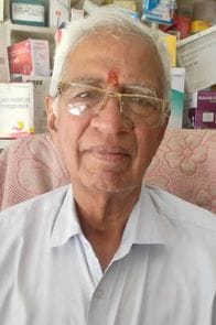 फोटो संख्या:-51 शहर की सब्जी मंडी में कूड़े में मुंह मारते हुए बेसहारा गोवंश---सवाद