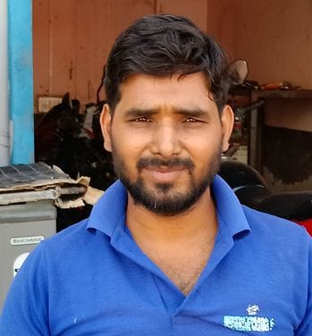 फोटो संख्या:-51 शहर की सब्जी मंडी में कूड़े में मुंह मारते हुए बेसहारा गोवंश---सवाद