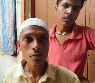 जलालाबाद के उबरिया गांव में आग से जलकर टूटा दीवार व छत का प्लास्टर। संवाद