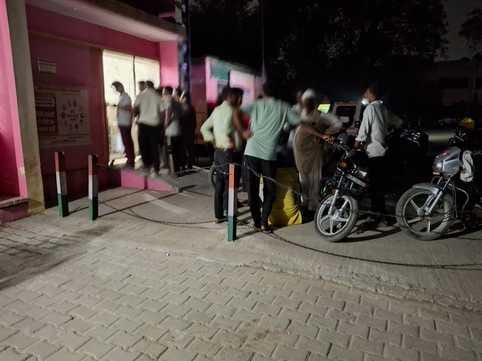 कैराना में घायल किसान के बारे में जानकारी करने पहुंचे पुलिसकर्मी कैराना में घायल किसान के बारे में जानकारी करने पहुंचे पुलिसकर्मी