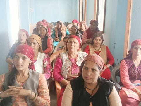 लालसा पंचायत में आयोजित शिविर के दौरान ग्रामीणों की हुई स्वास्थ्य जांच। संवाद लालसा पंचायत में आयोजित शिविर के दौरान ग्रामीणों की हुई स्वास्थ्य जांच। संवाद