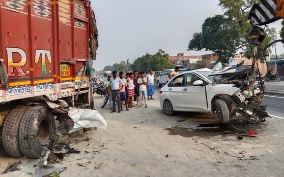रोजा में हाईवे पर हुए हादसे में क्षतिग्रस्त कार। स्रोत: जागरूक पाठक