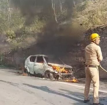 सोमवार को ज्यूरी के समीप मंगलाड खड्ड में चलती कार में लगी आग। स्रोत : जागरूक पाठक सोमवार को ज्यूरी के समीप मंगलाड खड्ड में चलती कार में लगी आग। स्रोत : जागरूक पाठक