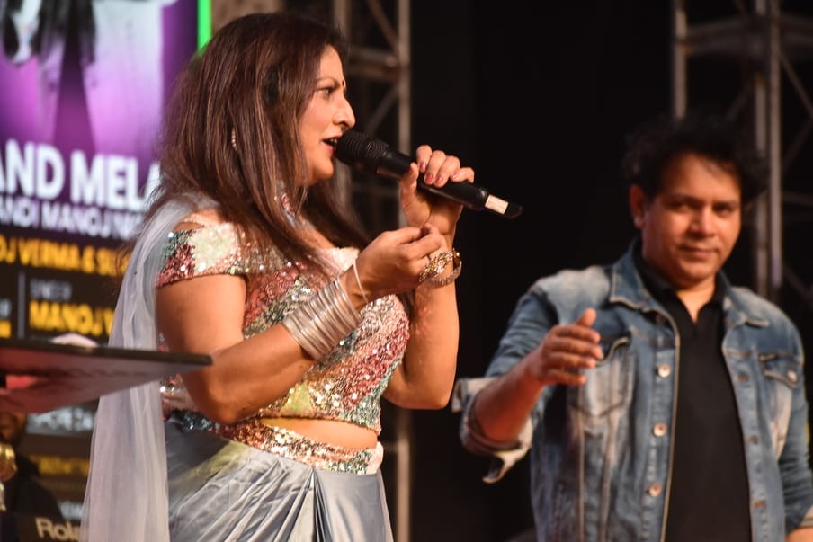सुनील कैथवास.... नौचंदी पटेल मंडल में गीत की प्रस्तुति देते मनोज वर्मा और सुरेखा सुनील कैथवास.... नौचंदी पटेल मंडल में गीत की प्रस्तुति देते मनोज वर्मा और सुरेखा