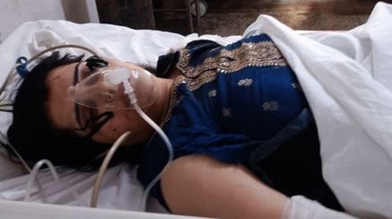 शाहजहांपुर पोस्टमाॅर्टम हाउस पर मृतक शिवम के परिजनों से पूछताछ करती पुलिस। संवाद शाहजहांपुर पोस्टमाॅर्टम हाउस पर मृतक शिवम के परिजनों से पूछताछ करती पुलिस। संवाद