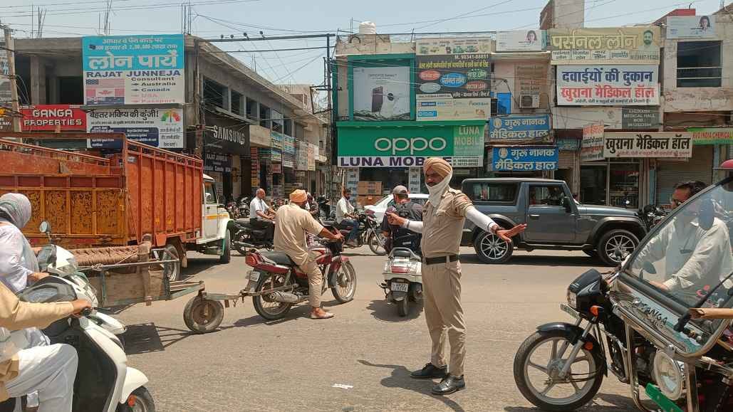 शहर का भूना मोड जहां पर ड्यूटी के दौरान आराम करने के लिए कोई व्यवस्था नहीं है। संवाद शहर का भूना मोड जहां पर ड्यूटी के दौरान आराम करने के लिए कोई व्यवस्था नहीं है। संवाद