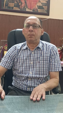 शहर के डीएवी कॉलेज में आवेदन करते अभ्यर्थी। संवाद