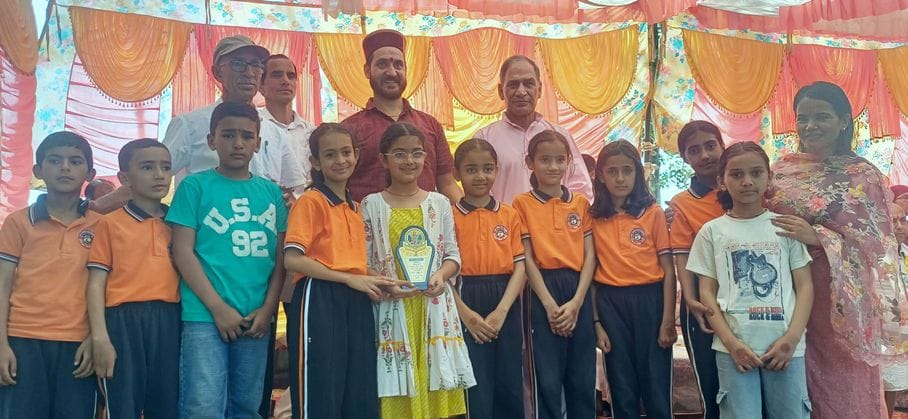 दलाश में आयोजिता खेलकूद प्रतियोगिता में जीत के लिए जोर आजमाईश करते खिलाड़ी। संवाद