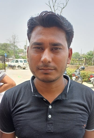 अंबाला छावनी स्थित उपमंडल कार्यालय परिसर में खडे़ कर्मचारी जानकारी देते हुए। संवाद अंबाला छावनी स्थित उपमंडल कार्यालय परिसर में खडे़ कर्मचारी जानकारी देते हुए। संवाद