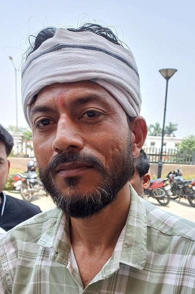 अंबाला छावनी स्थित उपमंडल कार्यालय परिसर में खडे़ कर्मचारी जानकारी देते हुए। संवाद अंबाला छावनी स्थित उपमंडल कार्यालय परिसर में खडे़ कर्मचारी जानकारी देते हुए। संवाद