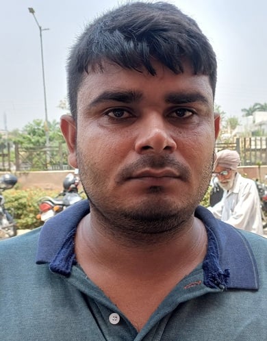 अंबाला छावनी स्थित उपमंडल कार्यालय परिसर में खडे़ कर्मचारी जानकारी देते हुए। संवाद अंबाला छावनी स्थित उपमंडल कार्यालय परिसर में खडे़ कर्मचारी जानकारी देते हुए। संवाद