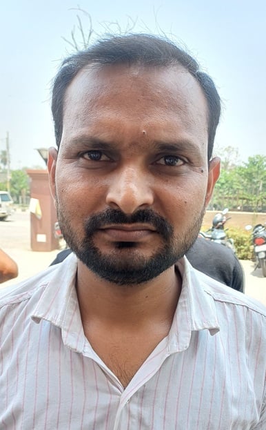 अंबाला छावनी स्थित उपमंडल कार्यालय परिसर में खडे़ कर्मचारी जानकारी देते हुए। संवाद अंबाला छावनी स्थित उपमंडल कार्यालय परिसर में खडे़ कर्मचारी जानकारी देते हुए। संवाद