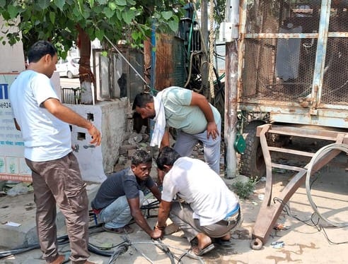 बेहटा डंबरनगर नगर में बिजली को लेकर प्रदर्शन करते ग्रामीण। संवाद बेहटा डंबरनगर नगर में बिजली को लेकर प्रदर्शन करते ग्रामीण। संवाद