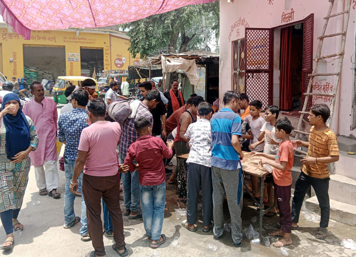 बिल्सी संकट मोचन दरबार में भंडारे का प्रसाद वितरित करते भक्त। संवाद बिल्सी संकट मोचन दरबार में भंडारे का प्रसाद वितरित करते भक्त। संवाद