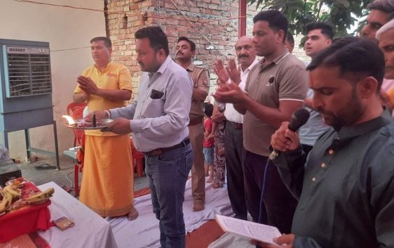 बिल्सी संकट मोचन दरबार में भंडारे का प्रसाद वितरित करते भक्त। संवाद बिल्सी संकट मोचन दरबार में भंडारे का प्रसाद वितरित करते भक्त। संवाद