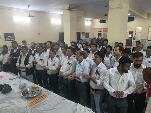 बिल्सी संकट मोचन दरबार में भंडारे का प्रसाद वितरित करते भक्त। संवाद बिल्सी संकट मोचन दरबार में भंडारे का प्रसाद वितरित करते भक्त। संवाद