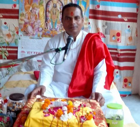 बिल्सी संकट मोचन दरबार में भंडारे का प्रसाद वितरित करते भक्त। संवाद बिल्सी संकट मोचन दरबार में भंडारे का प्रसाद वितरित करते भक्त। संवाद