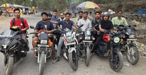 बिल्सी संकट मोचन दरबार में भंडारे का प्रसाद वितरित करते भक्त। संवाद बिल्सी संकट मोचन दरबार में भंडारे का प्रसाद वितरित करते भक्त। संवाद