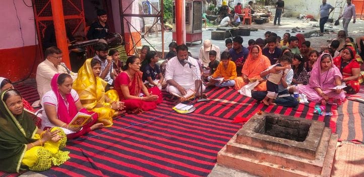 बिल्सी संकट मोचन दरबार में भंडारे का प्रसाद वितरित करते भक्त। संवाद बिल्सी संकट मोचन दरबार में भंडारे का प्रसाद वितरित करते भक्त। संवाद