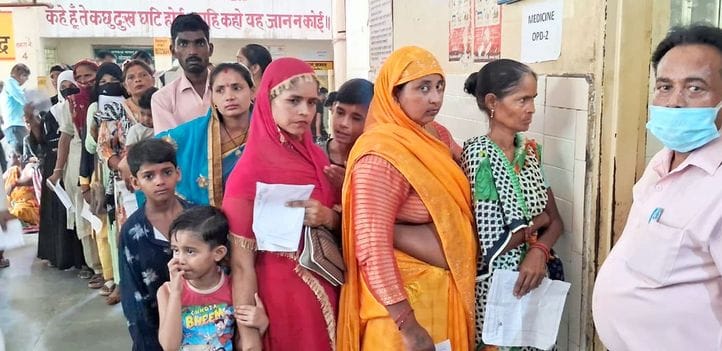चेहरे को कपड़े से ढक्कर छह सड़का रोड से गुजरती युवती। संवाद चेहरे को कपड़े से ढक्कर छह सड़का रोड से गुजरती युवती। संवाद