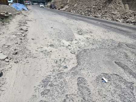 डब्ल लेन एनएच 707 ठियोग हाटकोटी सड़क पर बने गढ्ढे डब्ल लेन एनएच 707 ठियोग हाटकोटी सड़क पर बने गढ्ढे