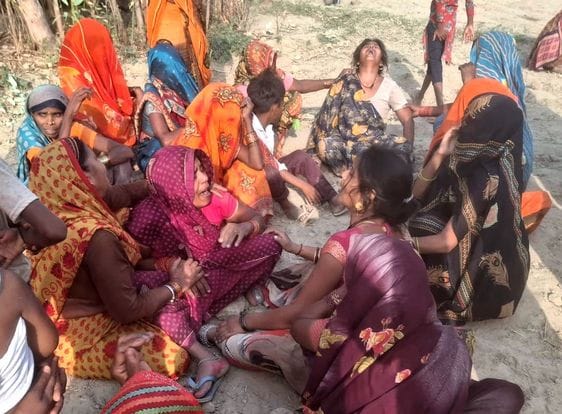 घटना स्थल पर जांच करती पुलिस। संवाद