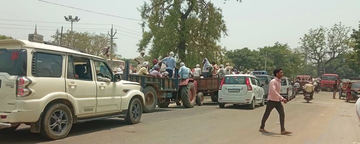 कछला घाट पर गंगा में स्नान करते श्रद्धालु। संवाद