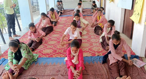 राजकीय इंटर काॅलेज गाभ्याई में समर कैंप में योग क्रिया करतीं बालिकाएं। संवाद राजकीय इंटर काॅलेज गाभ्याई में समर कैंप में योग क्रिया करतीं बालिकाएं। संवाद