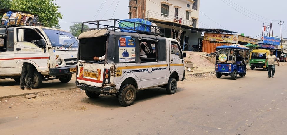 राजापुर फ्लाईओवर के पास खड़ी डग्गामार प्राइवेट बसें। संवाद राजापुर फ्लाईओवर के पास खड़ी डग्गामार प्राइवेट बसें। संवाद