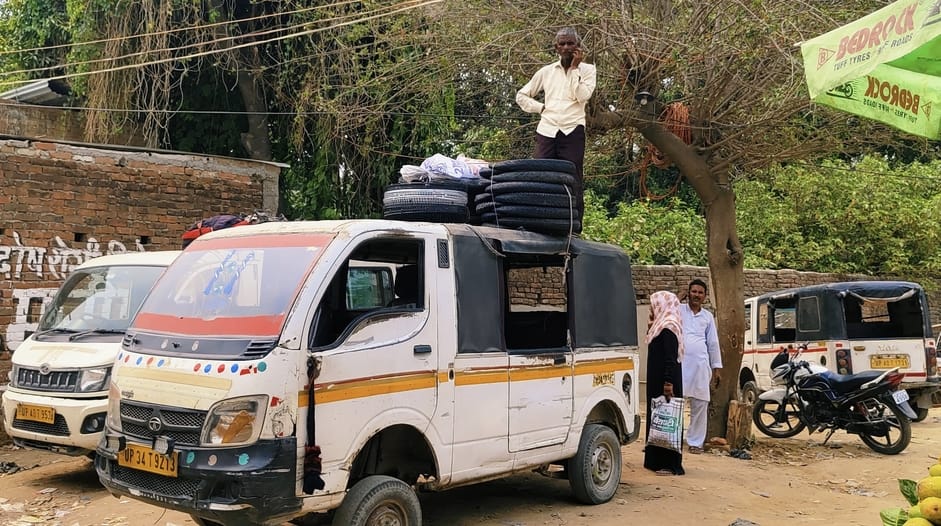 राजापुर फ्लाईओवर के पास खड़ी डग्गामार प्राइवेट बसें। संवाद राजापुर फ्लाईओवर के पास खड़ी डग्गामार प्राइवेट बसें। संवाद