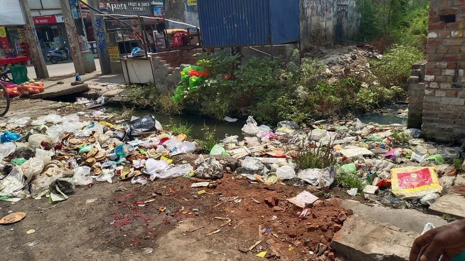 शहर के कपड़ा मार्केट में रेलवे पुल के पास नाले में फैली गंदगी। संवाद शहर के कपड़ा मार्केट में रेलवे पुल के पास नाले में फैली गंदगी। संवाद