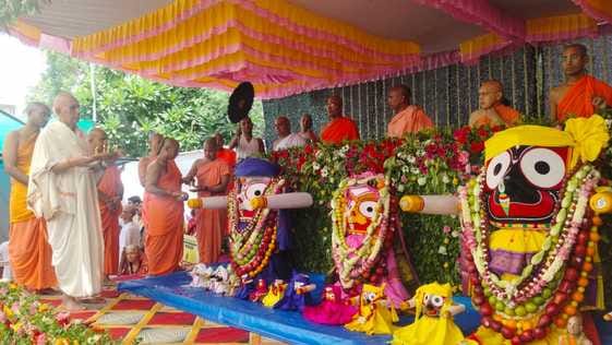 ऐसे हुआ स्नान। 